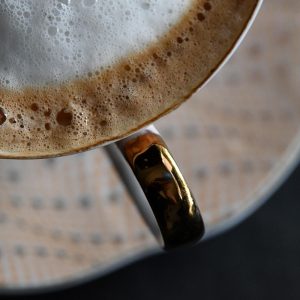 双色球走势图带线图主编林砚在办公桌前核对折线打印稿，手边摊着分区对照表，神情专注