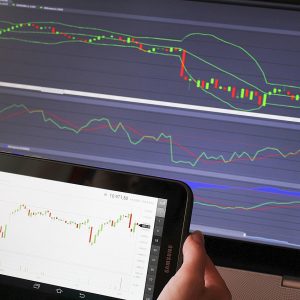 双色球走势图带线图数据编辑苏迟逐条比对公开来源，屏幕上打开着遗漏值与冷热对照表
